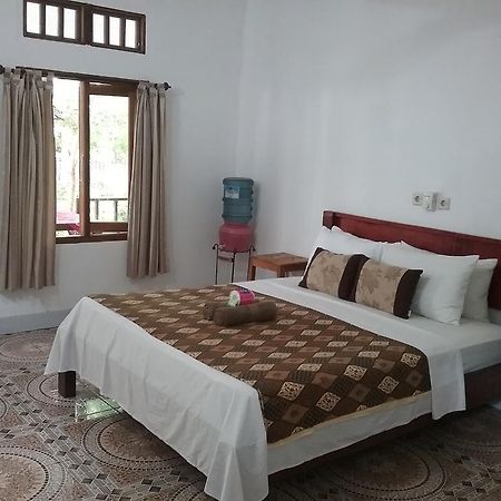 Putri Homestay ギリ島 エクステリア 写真