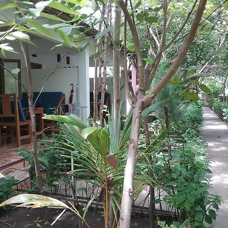 Putri Homestay ギリ島 エクステリア 写真
