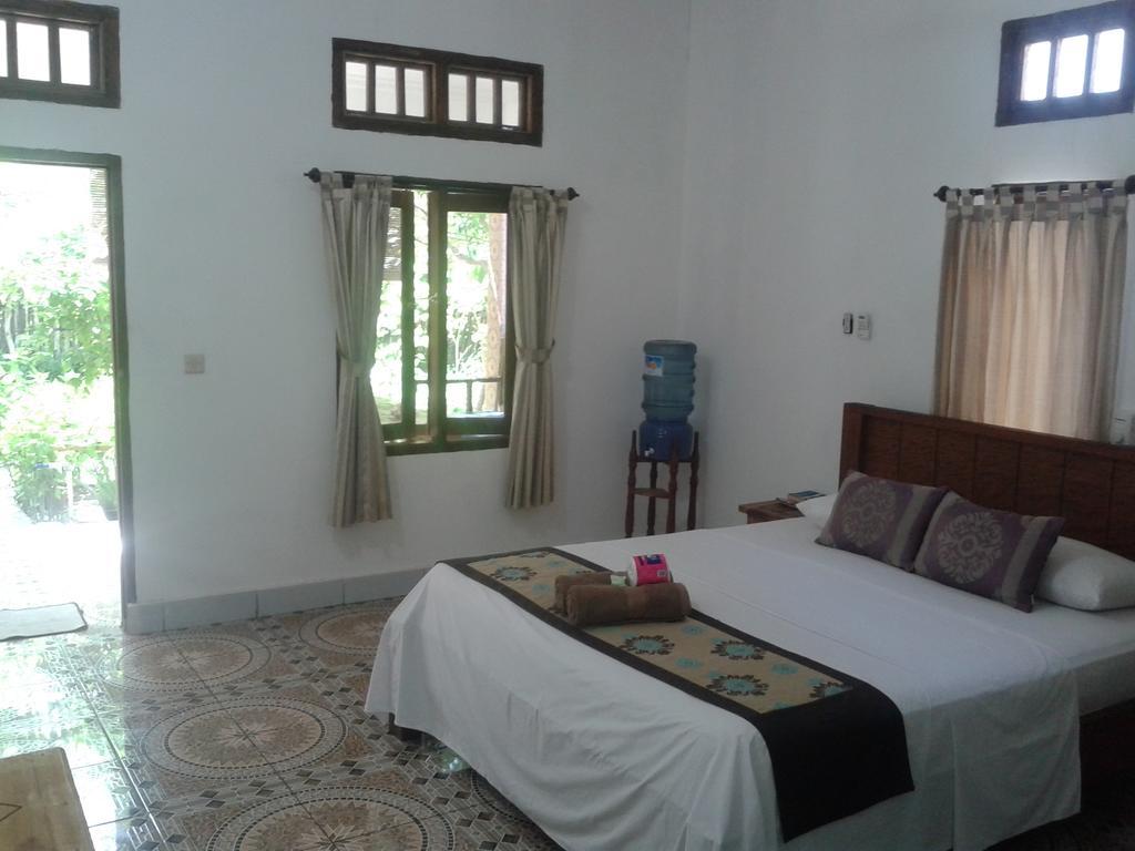 Putri Homestay ギリ島 エクステリア 写真