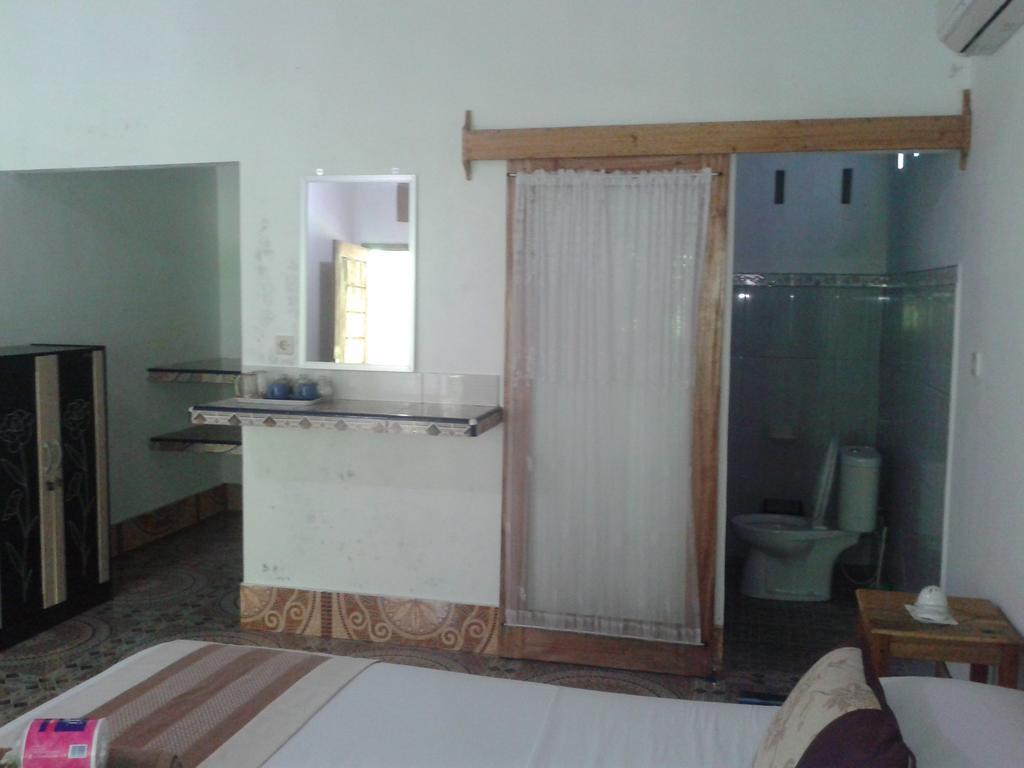 Putri Homestay ギリ島 エクステリア 写真