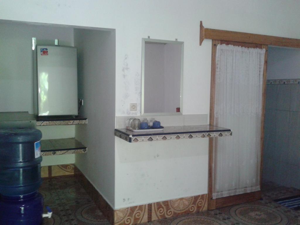 Putri Homestay ギリ島 エクステリア 写真