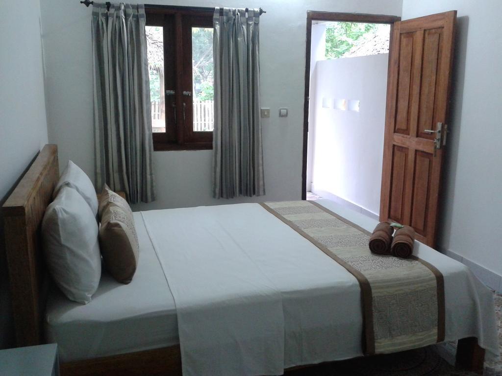 Putri Homestay ギリ島 エクステリア 写真