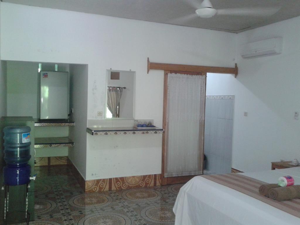 Putri Homestay ギリ島 エクステリア 写真