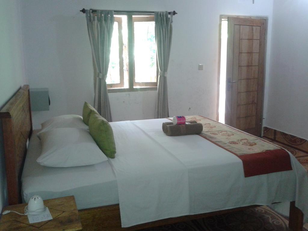 Putri Homestay ギリ島 エクステリア 写真