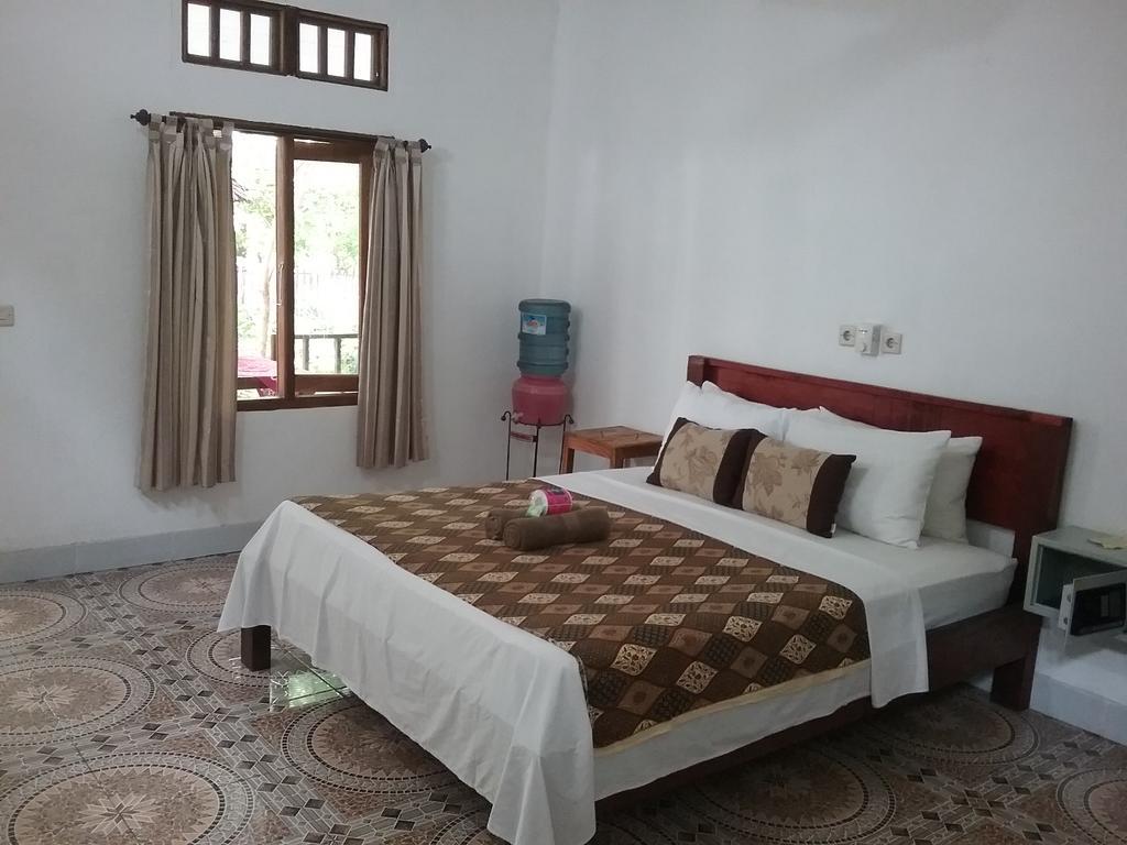 Putri Homestay ギリ島 エクステリア 写真