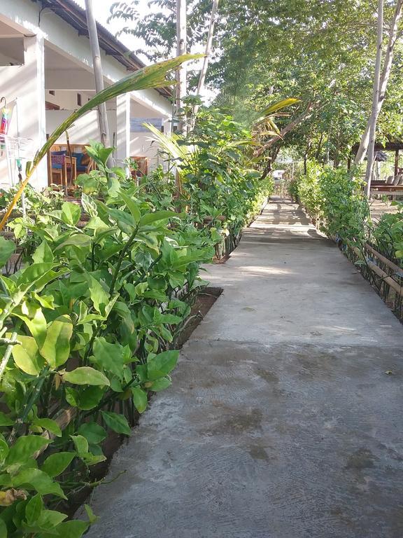Putri Homestay ギリ島 エクステリア 写真