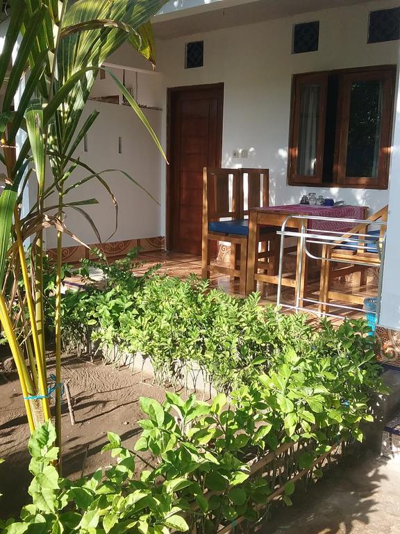 Putri Homestay ギリ島 エクステリア 写真