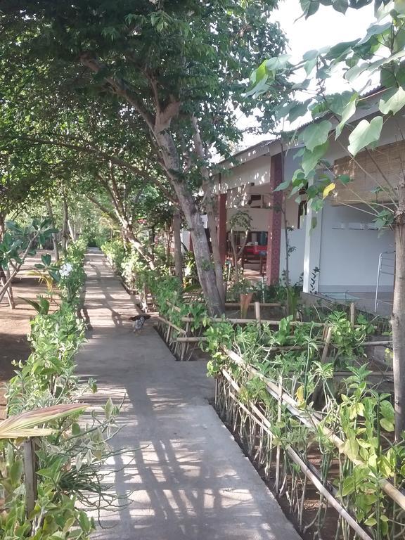 Putri Homestay ギリ島 エクステリア 写真