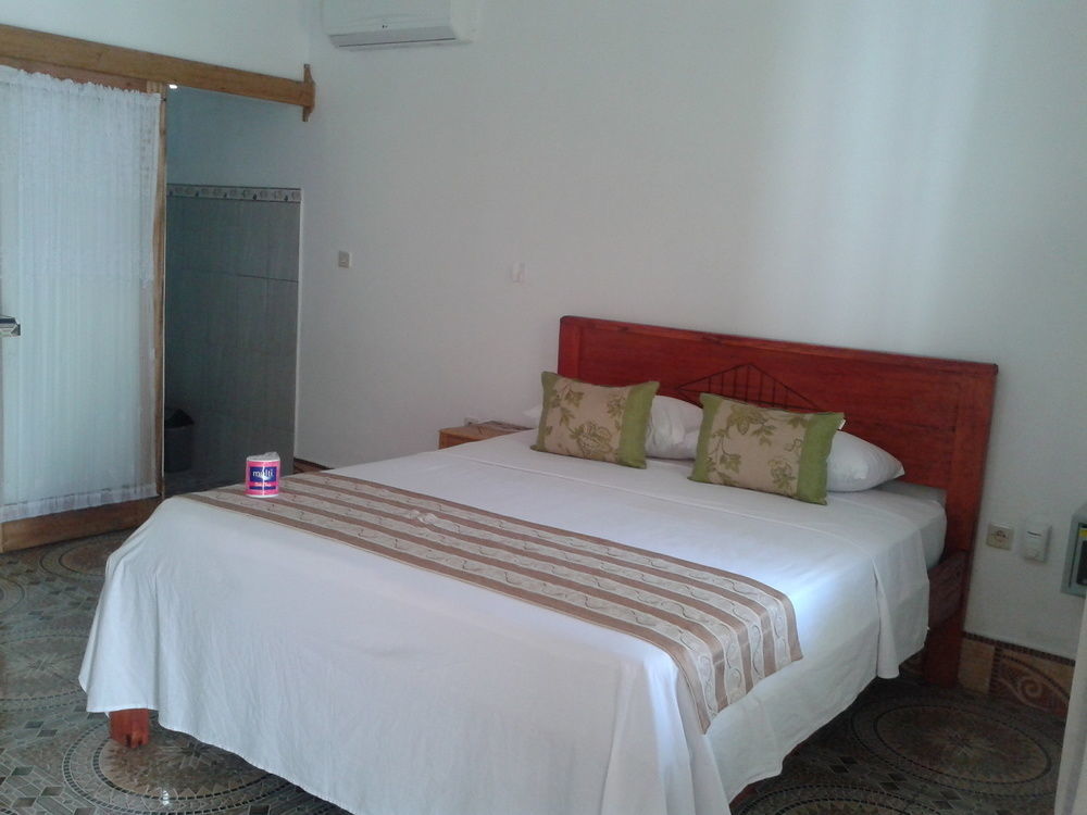 Putri Homestay ギリ島 エクステリア 写真